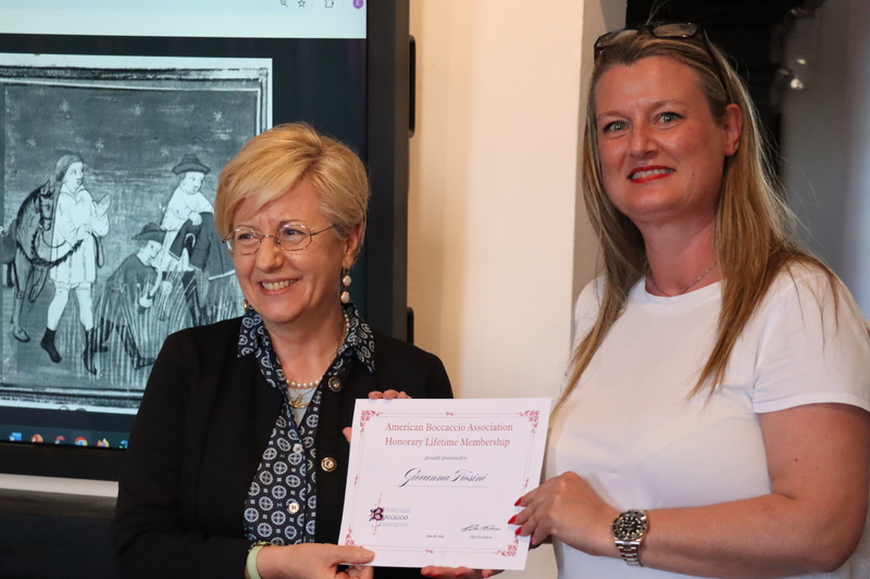 La prof.ssa Giovanna Frosini insignita dell’Honorary Lifetime Membership, la massima onorificenza accademica dell’American Boccaccio Association. La consegna durante la Scuola Estiva a Certaldo